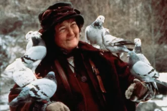 Actrița irlandeză Brenda Fricker în rolul memorabil al Doamnei cu porumbei din filmul Singur acasă 2 Pierdut în New York.