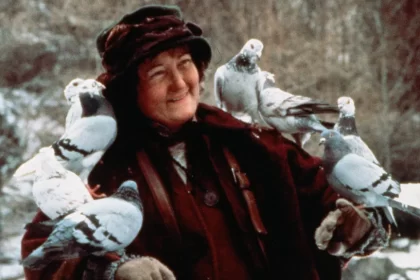 Actrița irlandeză Brenda Fricker în rolul memorabil al Doamnei cu porumbei din filmul Singur acasă 2 Pierdut în New York.