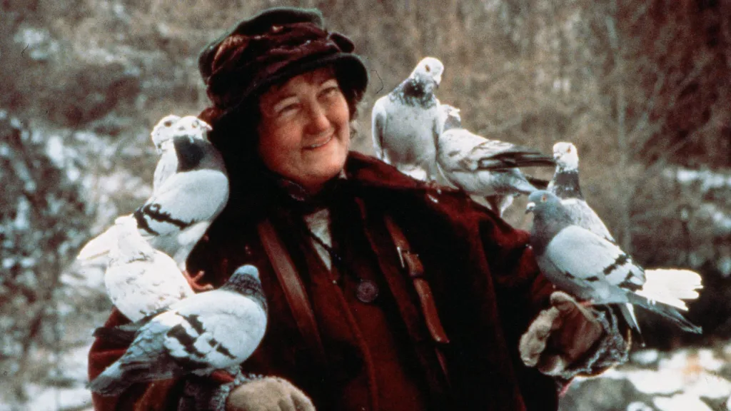 Actrița irlandeză Brenda Fricker în rolul memorabil al Doamnei cu porumbei din filmul Singur acasă 2 Pierdut în New York.