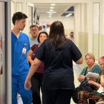 Angajați din sistemul sanitar în timpul grevei generale, la un spital din Timișoara, unde activitatea s-a desfășurat aproape normal din cauza temerii de a pierde salariul.