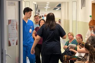 Angajați din sistemul sanitar în timpul grevei generale, la un spital din Timișoara, unde activitatea s-a desfășurat aproape normal din cauza temerii de a pierde salariul.