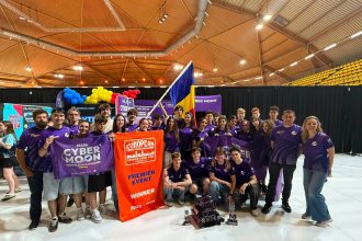 Roboti construiti de elevi in timpul competitiei internationale de robotica FIRST Robotics Initiative gazduita la Timisoara