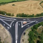 Muncitori trasand marcajele rutiere pe drumul proaspat asfaltat dintre Timisoara, Sacalaz si Beregsau Mare