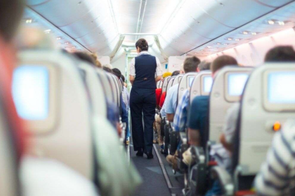 Pasageri pe aeroport in timpul procedurii de imbarcare, beneficiind de noile reglementari UE privind protectia calatorilor
