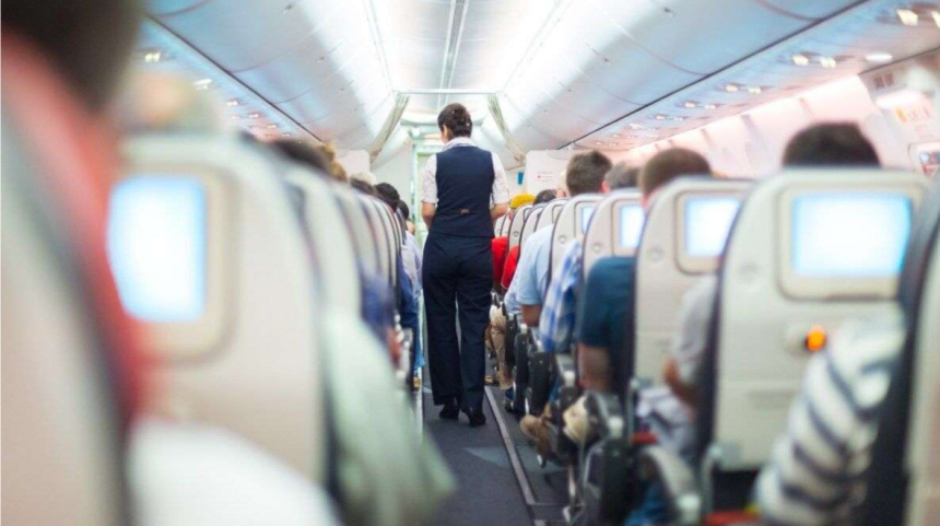 Pasageri pe aeroport in timpul procedurii de imbarcare, beneficiind de noile reglementari UE privind protectia calatorilor