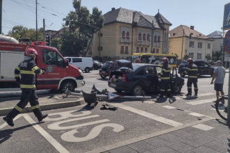 Interventie a pompierilor si echipajelor medicale la locul unui accident rutier pe bulevardul Michelangelo din Timisoara