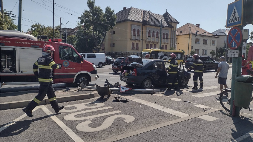 Interventie a pompierilor si echipajelor medicale la locul unui accident rutier pe bulevardul Michelangelo din Timisoara