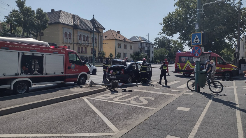 Interventie a pompierilor si echipajelor medicale la locul unui accident rutier pe bulevardul Michelangelo din Timisoara