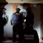 Luptători ai Serviciului pentru Acțiuni Speciale (SAS) și jandarmi participând la descinderi și percheziții domiciliare în cadrul unei anchete penale.