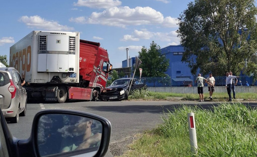 Echipaje de poliție și pompieri intervenind la un accident rutier pe DN59, drumul spre Șag.