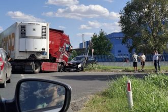 Echipaje de poliție și pompieri intervenind la un accident rutier pe DN59, drumul spre Șag.