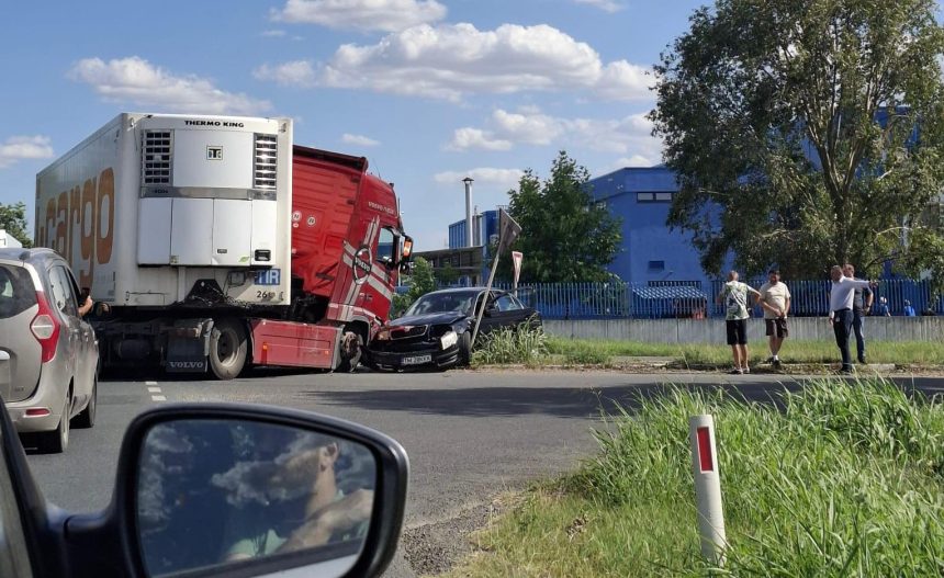 Echipaje de poliție și pompieri intervenind la un accident rutier pe DN59, drumul spre Șag.