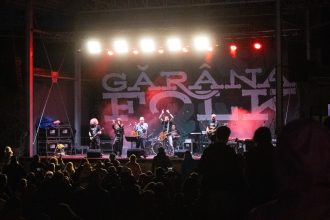 Magie în Munții Semenic: Sute de iubitori ai muzicii au petrecut prima seară la Gărâna Folk Festival alături de artiștii preferați.