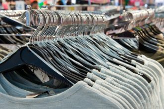 Companiile mari din UE nu mai au voie, de astăzi, să distrugă hainele și încălțămintea rămase pe stoc