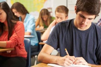 Absolvenți de liceu din Timiș intrând în sălile de examen pentru proba scrisă la Matematică sau Istorie din cadrul Bacalaureatului.