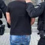 Bani marcați de anchetatori și cătușe folosite de polițiștii din Timiș în timpul unui flagrant de trafic de influență.