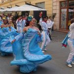 Dansatori în costume populare tradiționale evoluând pe scena Teatrului de Vară din Parcul Rozelor în deschiderea Festivalului Inimilor.