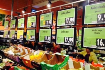 Coș de cumpărături gol într-un supermarket, simbolizând impactul inflației și costul ridicat al traiului decent în România.