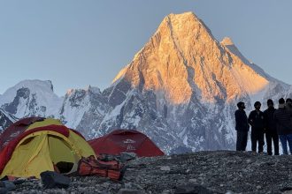 Alpinistul român Horia Colibășanu echipat pentru mare altitudine în masivul Karakorum din Pakistan.
