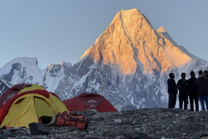 Alpinistul român Horia Colibășanu echipat pentru mare altitudine în masivul Karakorum din Pakistan.