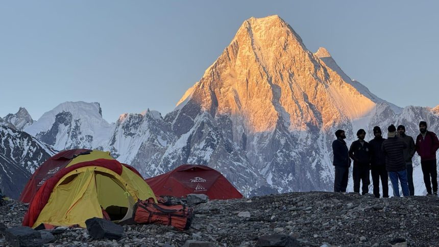 Alpinistul român Horia Colibășanu echipat pentru mare altitudine în masivul Karakorum din Pakistan.