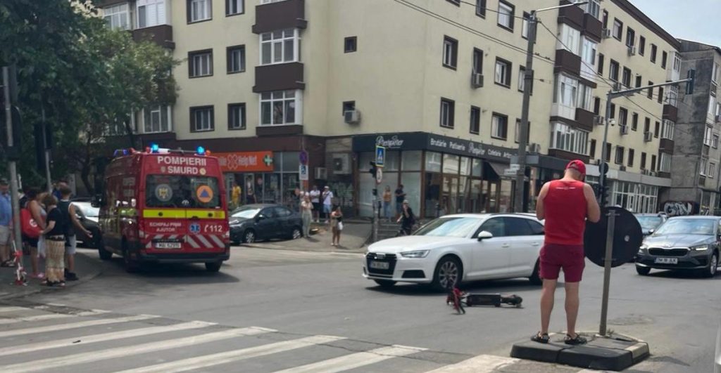 Echipaje de poliție și ambulanță intervenind la locul unui accident rutier în Giroc unde a fost implicat un minor pe trotinetă.