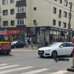 Echipaje de poliție și ambulanță intervenind la locul unui accident rutier în Giroc unde a fost implicat un minor pe trotinetă.