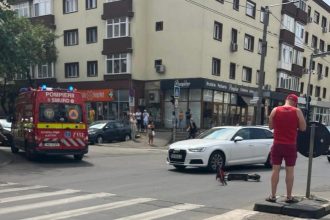 Echipaje de poliție și ambulanță intervenind la locul unui accident rutier în Giroc unde a fost implicat un minor pe trotinetă.