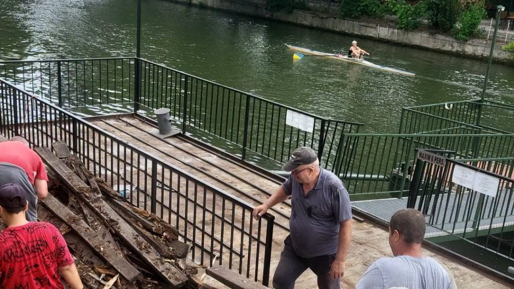Ponton de lemn proaspăt recondiționat de STPT pe malul canalului Bega, pregătit pentru îmbarcarea pasagerilor din Timișoara.