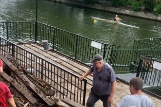 Ponton de lemn proaspăt recondiționat de STPT pe malul canalului Bega, pregătit pentru îmbarcarea pasagerilor din Timișoara.