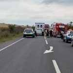 Autospecială de descarcerare a pompierilor și ambulanțe intervenind la locul unui accident rutier grav în localitatea Recaș.