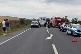 Autospecială de descarcerare a pompierilor și ambulanțe intervenind la locul unui accident rutier grav în localitatea Recaș.