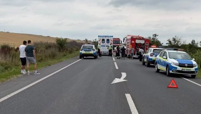 Autospecială de descarcerare a pompierilor și ambulanțe intervenind la locul unui accident rutier grav în localitatea Recaș.