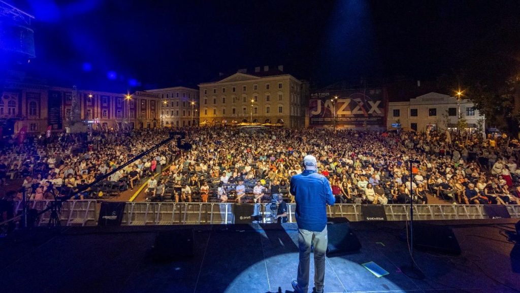 Public numeros adunat în centrul Timișoarei la un concert în aer liber în cadrul festivalului internațional JAZZx.
