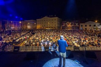 Public numeros adunat în centrul Timișoarei la un concert în aer liber în cadrul festivalului internațional JAZZx.