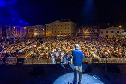 Public numeros adunat în centrul Timișoarei la un concert în aer liber în cadrul festivalului internațional JAZZx.