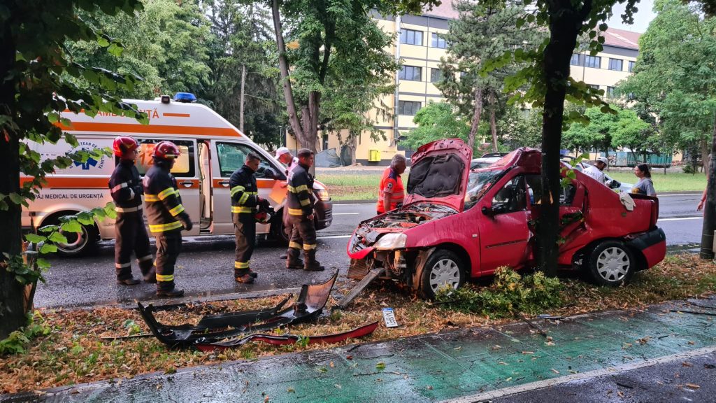 Autoturism grav avariat pe marginea străzii F.C. Ripensia din Timișoara, după ce s-a izbit violent de un copac de pe marginea drumului.