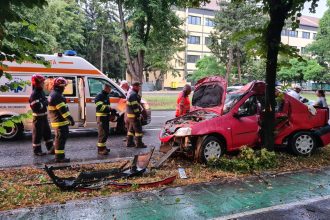 Autoturism grav avariat pe marginea străzii F.C. Ripensia din Timișoara, după ce s-a izbit violent de un copac de pe marginea drumului.