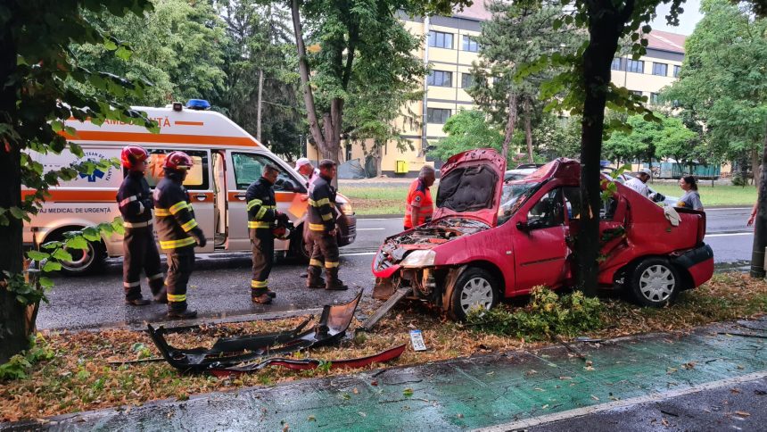 Autoturism grav avariat pe marginea străzii F.C. Ripensia din Timișoara, după ce s-a izbit violent de un copac de pe marginea drumului.