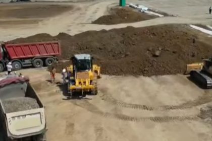 Vedere panoramică a șantierului pentru Celula 3 de la depozitul ecologic de deșeuri Ghizela, județul Timiș, în timpul lucrărilor de izolare a solului.