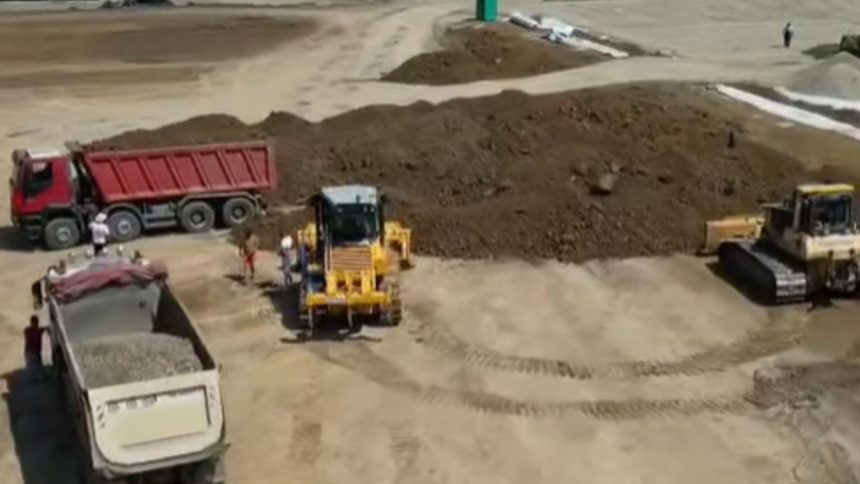 Vedere panoramică a șantierului pentru Celula 3 de la depozitul ecologic de deșeuri Ghizela, județul Timiș, în timpul lucrărilor de izolare a solului.