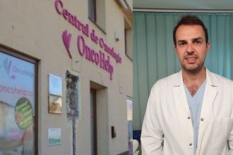 Medic specialist în gastroenterologie analizând fișe medicale în cadrul Centrului de Oncologie OncoHelp din Timișoara.
