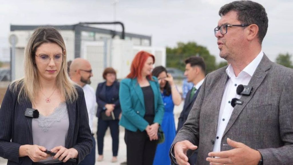 Platformă amenajată cu containere mari pentru colectarea selectivă a deșeurilor în cadrul Centrului cu Aport Voluntar din Dumbrăvița.