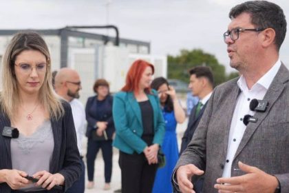 Platformă amenajată cu containere mari pentru colectarea selectivă a deșeurilor în cadrul Centrului cu Aport Voluntar din Dumbrăvița.