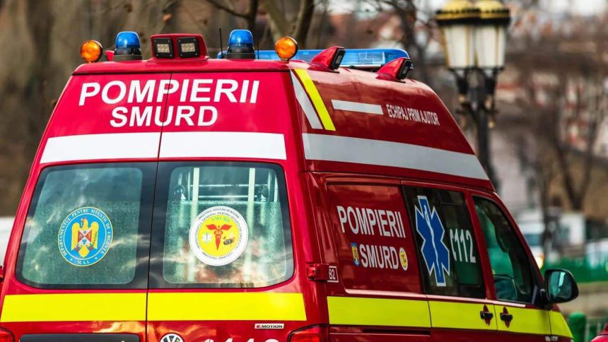 Autospeciale de stingere ale pompierilor din Timișoara și echipaje de intervenție mobilizate pe strada Mihai Eminescu în fața clădirii Evidenței Persoanelor.