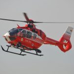 Elicopter SMURD aterizând de urgență în apropierea unei ferme din județul Timiș pentru preluarea unei victime rănite critic.