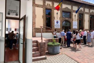 Cetățeni așteptând la ghișeele Direcției de Evidență a Persoanelor Timișoara pentru eliberarea actelor de identitate.