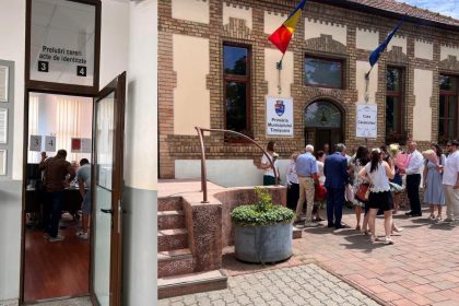 Cetățeni așteptând la ghișeele Direcției de Evidență a Persoanelor Timișoara pentru eliberarea actelor de identitate.