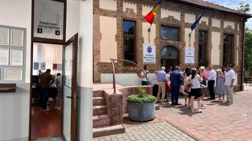 Cetățeni așteptând la ghișeele Direcției de Evidență a Persoanelor Timișoara pentru eliberarea actelor de identitate.