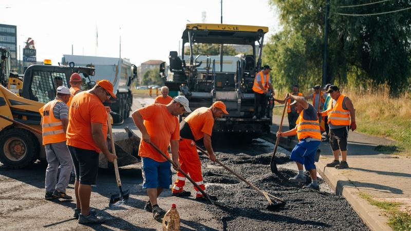 Vedere de ansambru a intersecției aglomerate de la Badea Cârțan din Timișoara, unde urmează să fie impuse restricții de circulație pentru reparații.